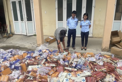 Quảng Bình tiêu hủy hàng loạt bánh kẹo nhập lậu và thực phẩm không đảm bảo chất lượng