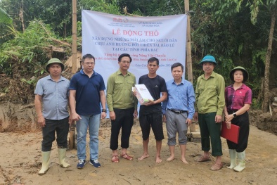 Hội sinh viên khóa K26HLU khởi công xây dựng ngôi nhà đầu tiên cho người dân vùng lũ Bảo Yên