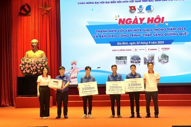 Bàn giao hệ thống đèn chiếu sáng công trình “Thắp sáng đường quê” và đào tạo lái xe an toàn