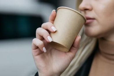 Cốc giấy dùng 1 lần chứa vi nhựa gấp nhiều lần cốc nhựa