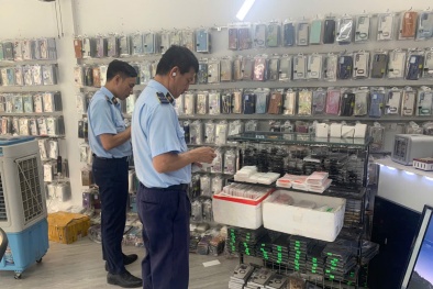 Nghệ An phát hiện 880 phụ kiện điện thoại không rõ nguồn gốc xuất xứ