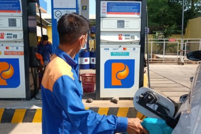 Giá xăng giảm, RON95 về dưới 20.000 đồng/lít