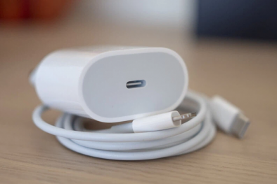 Apple cảnh báo: Ẩn họa từ bộ sạc và cáp trôi nổi không được chứng nhận của công ty