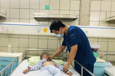 Bé trai nhập viện do uống tới 11 loại thuốc