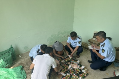 Thu giữ lượng lớn xúc xích nhập lậu chuẩn bị tiêu thụ trên thị trường