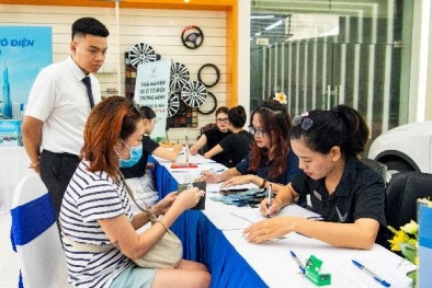 VinFast VF 5 Plus màu mới đốn tim khách hàng ngay lần đầu lái thử