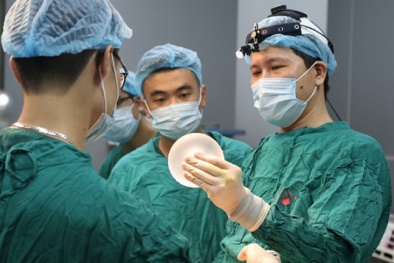 Biến chứng 'nâng cấp vòng một' do làm đẹp ở cơ sở không uy tín