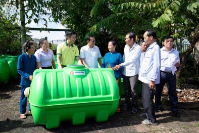 Phân bón Cà Mau tặng 1.400 bồn trữ nước cho bà con bị ảnh hưởng bởi hạn hán, xâm nhập mặn
