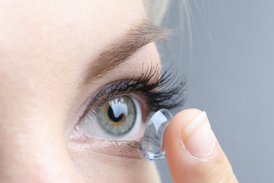 Nguy cơ ảnh hưởng xấu tới thị lực khi sử dụng kính áp tròng không đúng cách