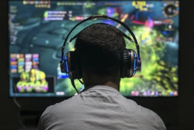 Siết chặt quy định giới hạn thời gian chơi điện tử đối với người 18 tuổi