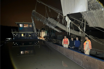 'Rầm rộ' khai thác cát trái phép trên sông Hồng tiềm ẩn nguy cơ sạt lở nghiêm trọng