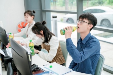 Uống gì để giảm stress khi gồng gánh deadline mùa cuối năm?