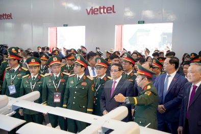 Gian hàng Viettel là nơi đầu tiên Thủ tướng Phạm Minh Chính đến thăm tại Triển lãm Quốc phòng quốc tế 2024