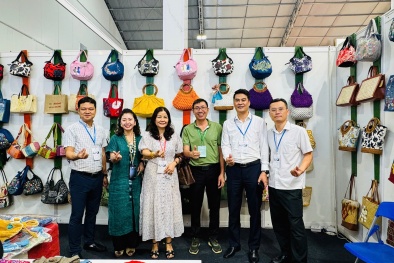 Sản phẩm quà tặng lưu niệm của Hà Nội ghi dấu ấn tại Hội chợ Lifestyle Vietnam 2024