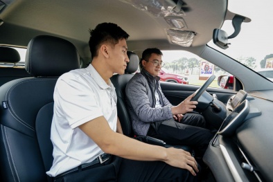 Khách hàng hào hứng lái thử dàn xe điện VinFast tại Techfest Vĩnh Phúc 2024