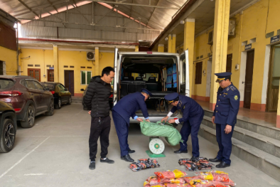 Lạng Sơn phát hiện nhiều gói xúc xích nhập lậu, không rõ nguồn gốc xuất xứ