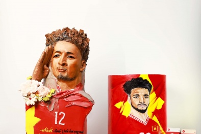 Nhất Hương làm Bánh điêu khắc 3D gửi lời chúc tới Nguyễn Xuân Son bằng thơ Lục Bát