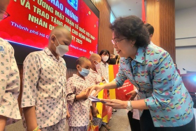 Phó Chủ tịch Uỷ ban TƯMTTQ Việt Nam thăm và tặng quà cho bệnh nhân ung thư