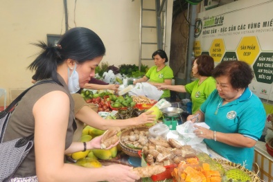 Người dân TP.HCM háo hức mua sắm nông sản chuẩn bị Tết