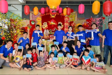 Vinamilk tặng hàng nghìn phần quà Tết cho trẻ em, công nhân trước thềm năm mới Ất Tỵ