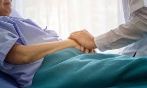 Bác sĩ khuyến cáo người bệnh cần đọc nhãn mác thực phẩm, hạn dùng để tránh ngộ độc