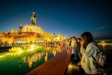 Hàng trăm nghìn ngọn đăng thắp sáng núi Bà Đen dịp rằm tháng Giêng