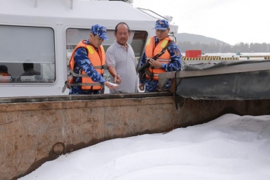 Bắt giữ xà lan vận chuyển trái phép hơn 100 tấn phân đạm URE