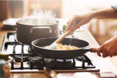 Các loại nồi, chảo chống dính bị xước khi nấu ăn có thể nhiễm hạt vi nhựa và chất độc hại
