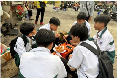 Mối nguy tiềm ẩn từ món 'xiên bẩn' ưa thích của giới trẻ