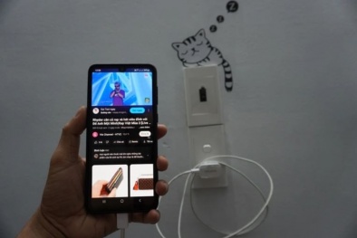 Điện thoại vừa sạc, vừa dùng, bé gái bị điện giật tử vong