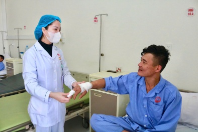 Nhập viện do tiêm thuốc trị đau khớp không đảm bảo vô trùng từ 'thần y' 