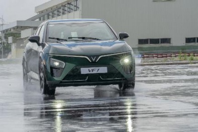 Giá mới quá hời, bảo hành 10 năm, khách hàng rủ nhau tậu liền tay xe điện VinFast