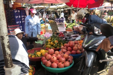 TP.Hồ Chí Minh: Nông sản giá rẻ bán đầy vỉa hè