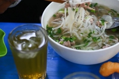 Vừa uống trà đá vừa ăn phở gây hại cho sức khoẻ: Chuyên gia lên tiếng