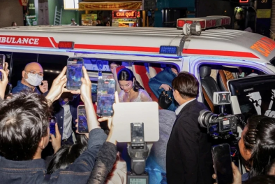 Xe cứu thương từng bị xử phạt vẫn ngang nhiên hoạt động, chở diễn viên đến họp báo