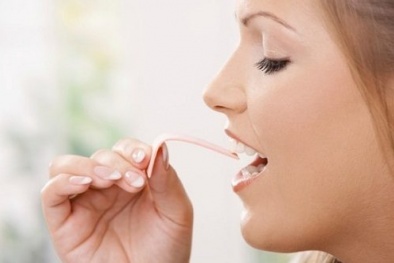 Cảnh báo nhai kẹo cao su có thể nuốt phải hạt vi nhựa