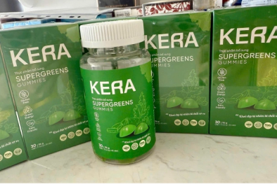 Công an hướng dẫn khai báo với người mua kẹo Kera