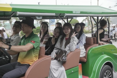 Du khách háo hức trải nghiệm xe điện, tàu cao tốc tới Cát Bà