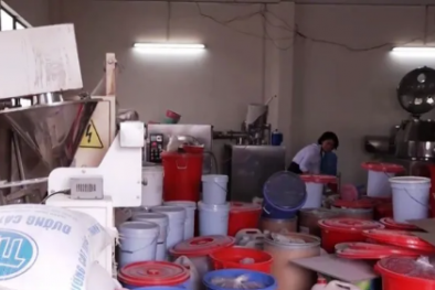Kinh hoàng cảnh sản xuất hàng tấn thực phẩm chức năng bằng 'công nghệ xô chậu'