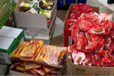 Thực phẩm không rõ nguồn gốc len lỏi cổng trường, hơn 200kg bị tiêu hủy