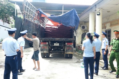 Bắt giữ xe tải chở 1,5 tấn chân gà không rõ nguồn gốc tại Lạng Sơn