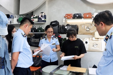 Cơ quan chức năng bất ngờ kiểm tra, loạt shop 'hàng hiệu' tại Đà Nẵng có động thái 'lạ'