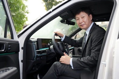 Hyundai Thành Công Việt Nam bàn giao xe Hyundai Santa Fe Calligraphy 2.5 Turbo cho HLV Kim Sang-Sik