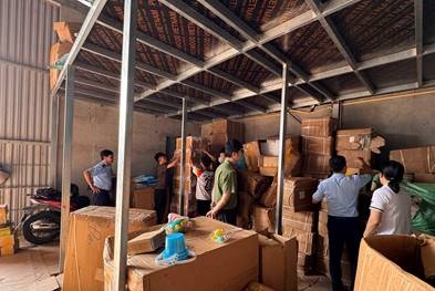 Hàng loạt thực phẩm, mỹ phẩm, đồ chơi không rõ nguồn gốc tiếp tục bị thu giữ tại nhiều địa phương