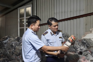 Hà Nội triệt phá xưởng sản xuất 10.000 đôi tất có dấu hiệu giả xuất xứ và nhãn hiệu 