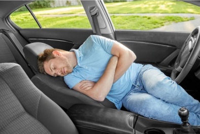 Ngủ trong ô tô bật điều hòa: Hành động có thể ảnh hưởng đến tính mạng