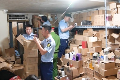 Phát hiện kho hàng chứa hàng chục nghìn chai nước hoa nghi giả giữa phố cổ Hà Nội
