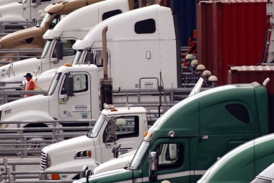 Công-te-nơ phi tiêu chuẩn tràn lan tiềm ẩn hiểm họa tai nạn giao thông