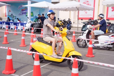 Người dân Hải Phòng, Đà Nẵng hào hứng 'đổi xe xăng, lấy xe máy điện'