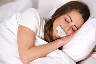 Dán băng keo y tế bịt miệng khi ngủ có thể gây ngạt thở, thậm chí dẫn đến đột quỵ